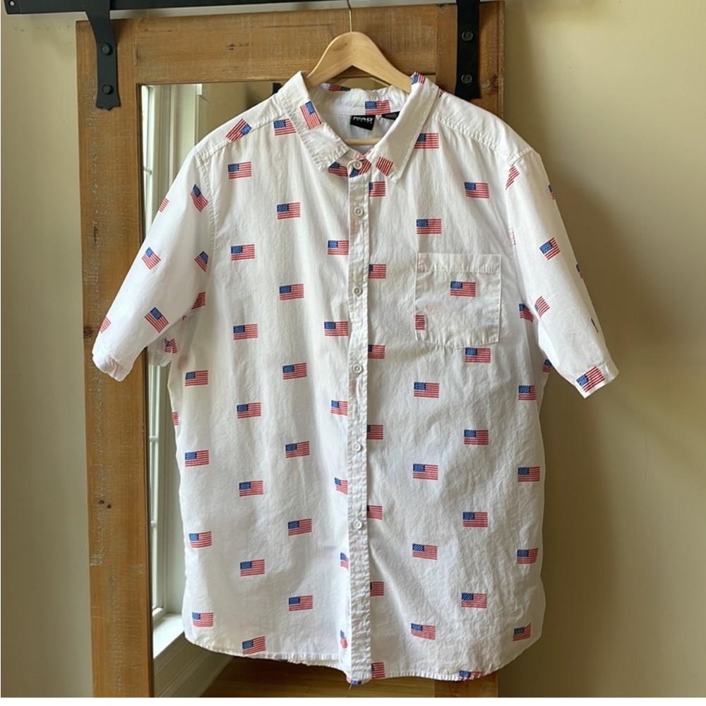 Mad Engine American Flag Short Sleeve Shirt
Size XXL